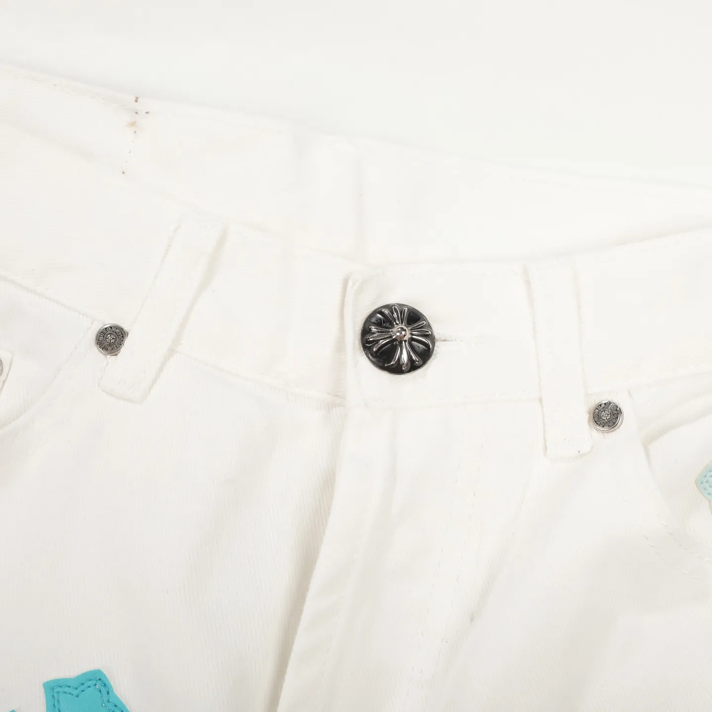 P250 Chrome Hearts 25SS white pants with three-color leopard print blue leather jeans. Chrome Hearts’ pants with the most popular colors are made of beaded canvas fabric. Heavy washing makes the upper body of the fabric more textured and the pants are tall and straight! The three-dimensional cutting of the whole trousers is a masterpiece! The hardware is customized by zp. The beaded canvas fabric is thick and soft after being washed. It has good breathability. Customized small leather label. Unique design. The details are simple and elegant, and the workmanship is exquisite. The whole trousers are neatly routed and the details are in place! It’s so cool that both men and women can easily control the genderless trend! Size: 28/30/32/34 Waist: 73/78/83/88 Sitting: 99/104/109/114 Pants length: 102/104/106/108